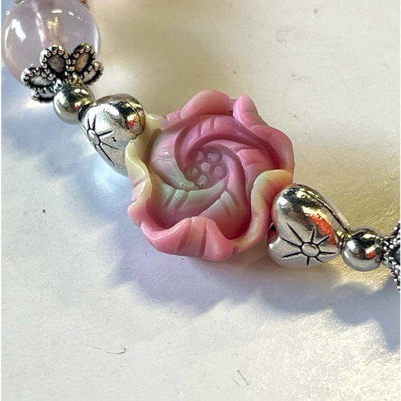 Mozambique Rose Quartz Stretchy Bracelet with Pressed Seashells Flower Charm - Picture 2 of 8